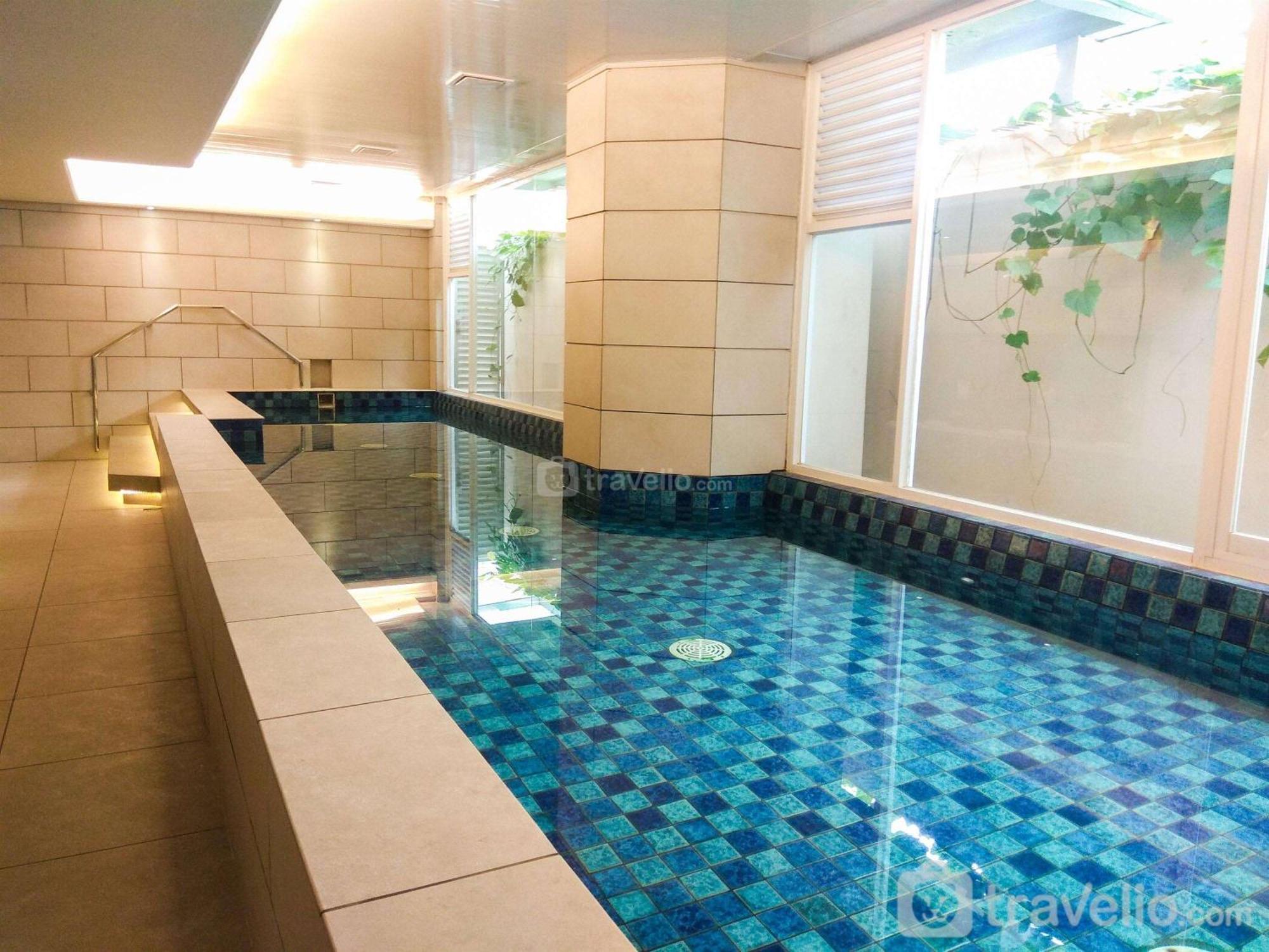 Fully Furnished With Comfortable 1br At Mustika Golf By Travelio Apartemen *